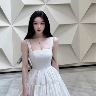 法式 白色度假溫柔連衣裙方領(lǐng)寬吊帶收腰顯瘦連衣裙 少女天鵝夢