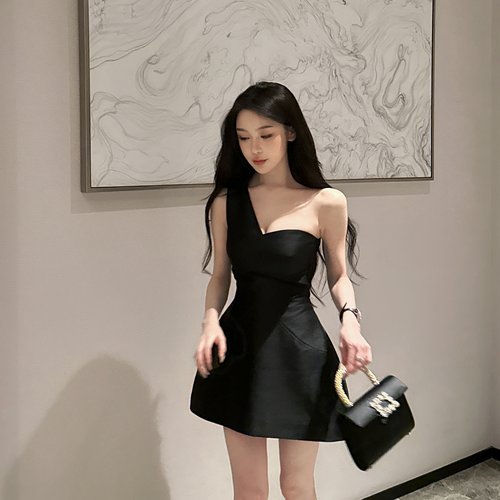 YOUENBB【夜吻维纳斯】韩版名媛黑色显瘦斜肩修身设计无袖连衣裙