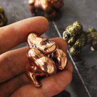直销新款红铜大猩猩手把玩件金刚桌面铜摆件办公桌面茶宠玩物古玩