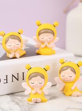 新款直销卡通汽车内车载摆件带翅膀捧脸女孩家居创意树脂工艺品桌