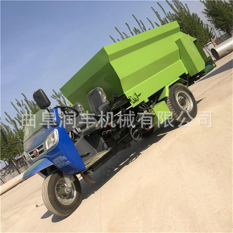 养殖牛羊场撒料车5立方24马力饲草料投喂车柴油三轮喂牛撒草车