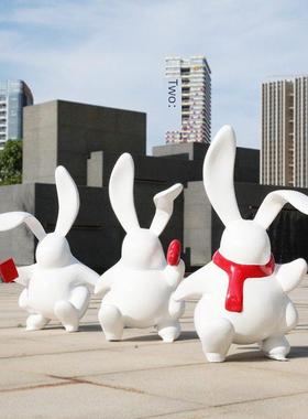 户外玻璃纤维卡通抽象兔子雕塑商场售楼处社区草坪落地模拟动物摆