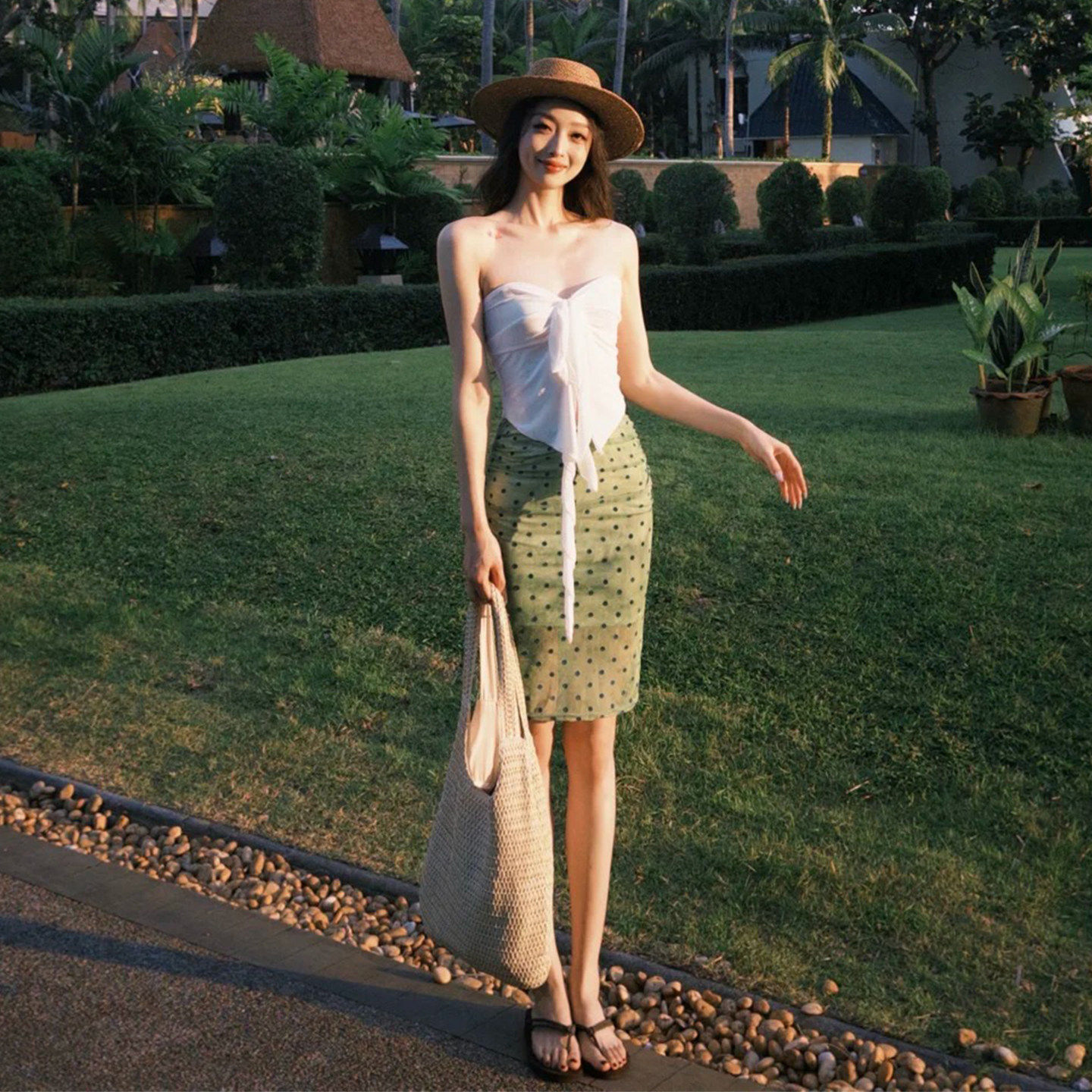 性感纯欲海边旅游度假绝美穿搭女泰兰德白色抹胸绿色波点半裙套装