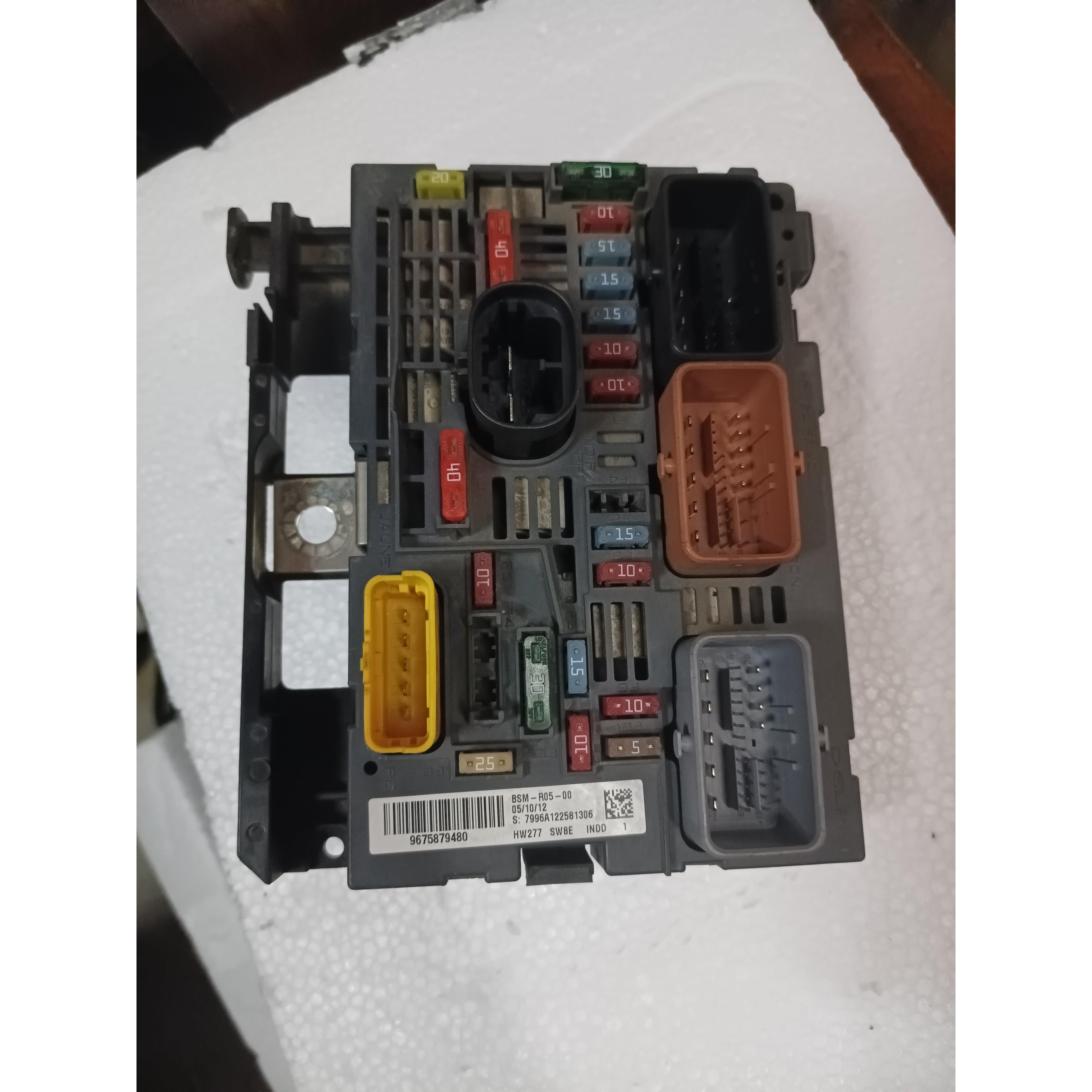 307 308 3008 408 508 207凯旋世嘉保险盒保险丝盒R05原厂拆车