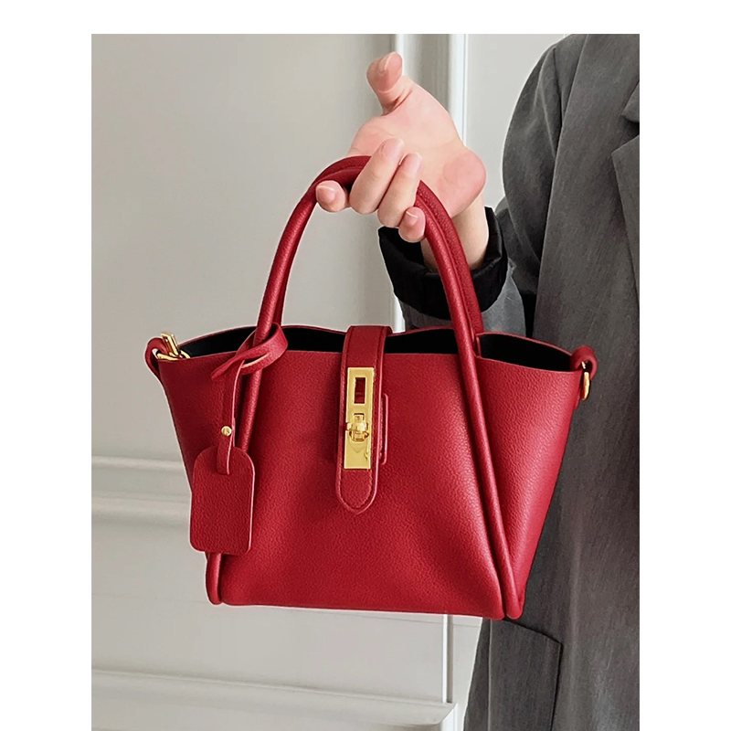 UR大容量红色新娘结婚包包女士2024新款高级质感小众单肩斜挎托特