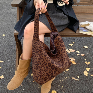 韩系小众豹纹帆布包女秋冬新款休闲慵懒风单肩包大容量通勤托特包