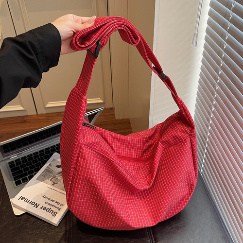 斜挎包女包新款饺子包大容量通勤