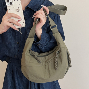 斜挎包女包2025新款饺子包女大容量包包女通勤单肩运动百搭饺包女