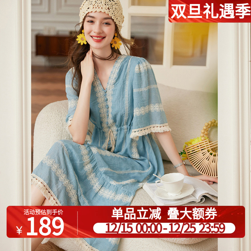 白鹿语V领正肩抽绳25夏季新款时尚无弹刺绣民族风流苏女式连衣裙