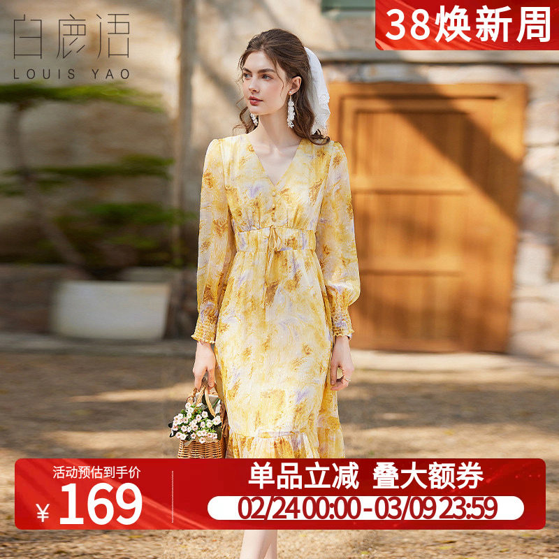 白鹿语荷叶摆印花长裙2025春季新款时尚V领装饰扣修身碎花连衣裙