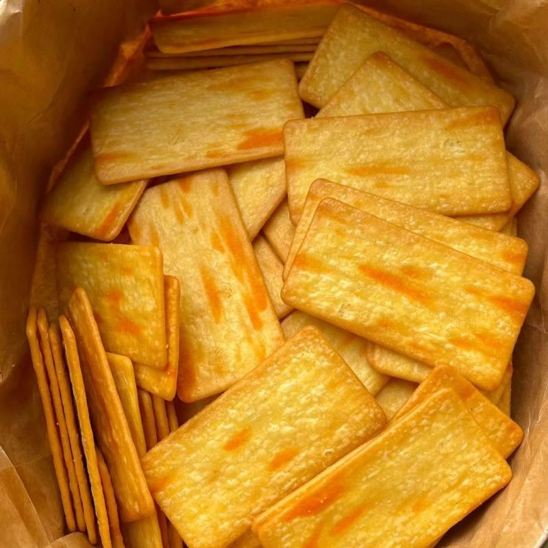 岩烧芝士脆饼干薄脆咸味轻薄单独小包装解馋追剧整箱零食休闲食品