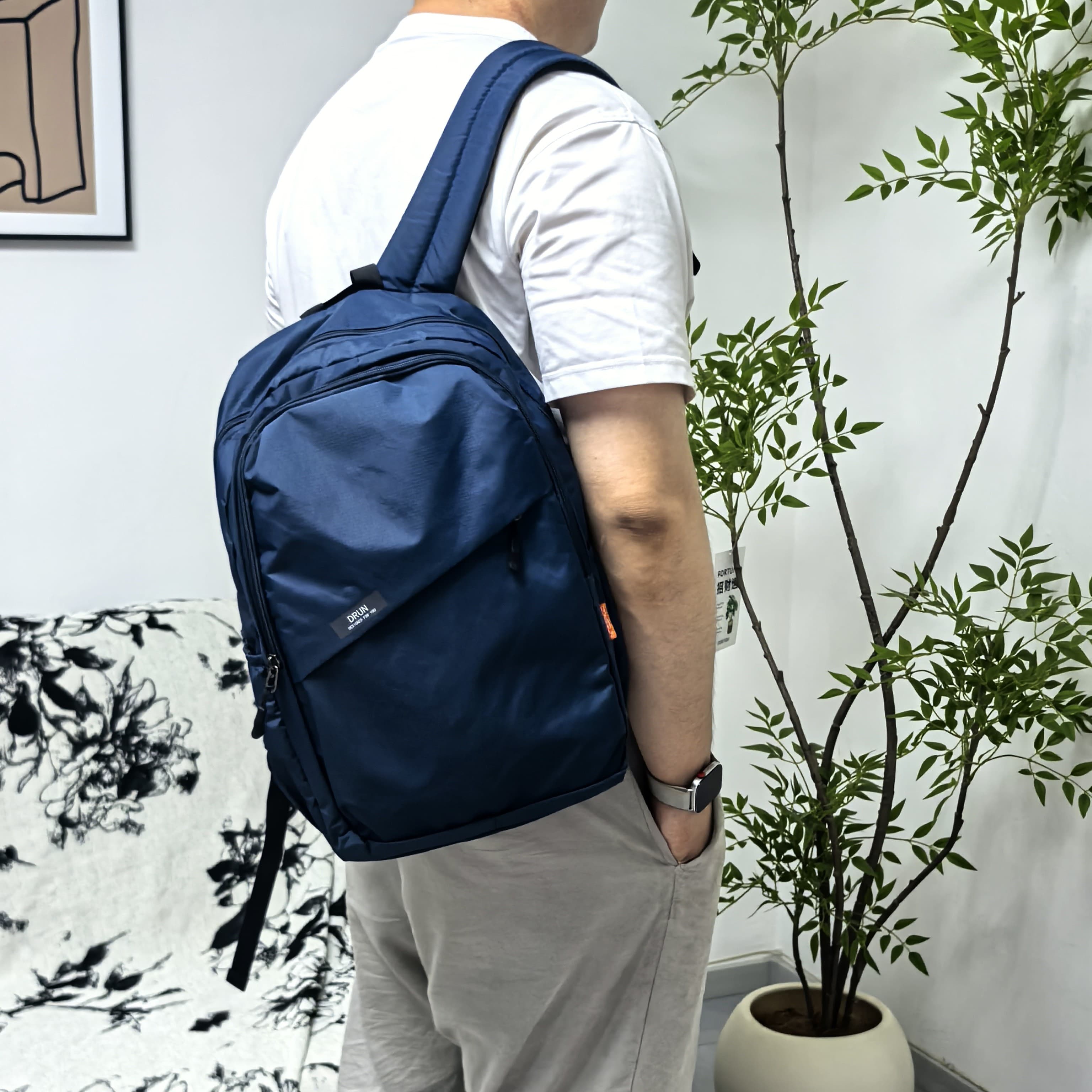 简约大容量轻便防水电脑双肩包
