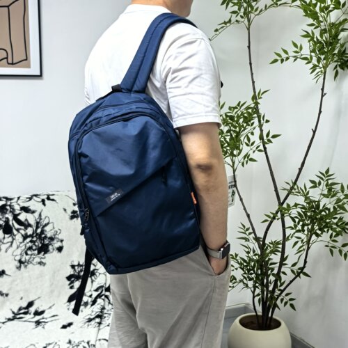 简约大容量轻便防水电脑双肩包