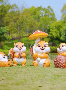户外玻璃钢卡通松鼠雕塑幼儿园装饰小品公园草坪动物摆件园林景观
