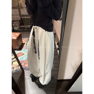 MMUIICHAN 有点好搭的白裤子 层次分明侧边捏褶有点弧度的休闲裤