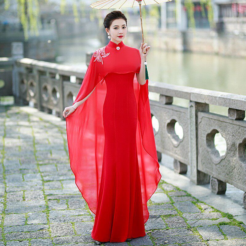 2023年新款走秀旗袍长版红色优雅舞台礼服模特新式披肩旗袍年轻款