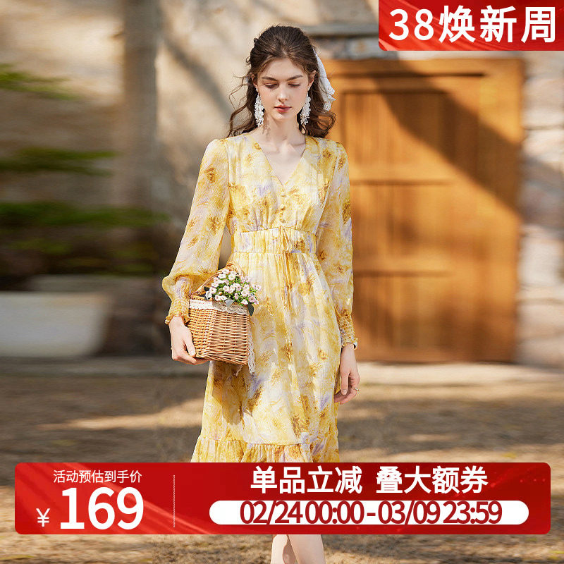 白鹿语荷叶摆印花长裙2025春季新款时尚V领装饰扣修身碎花连衣裙