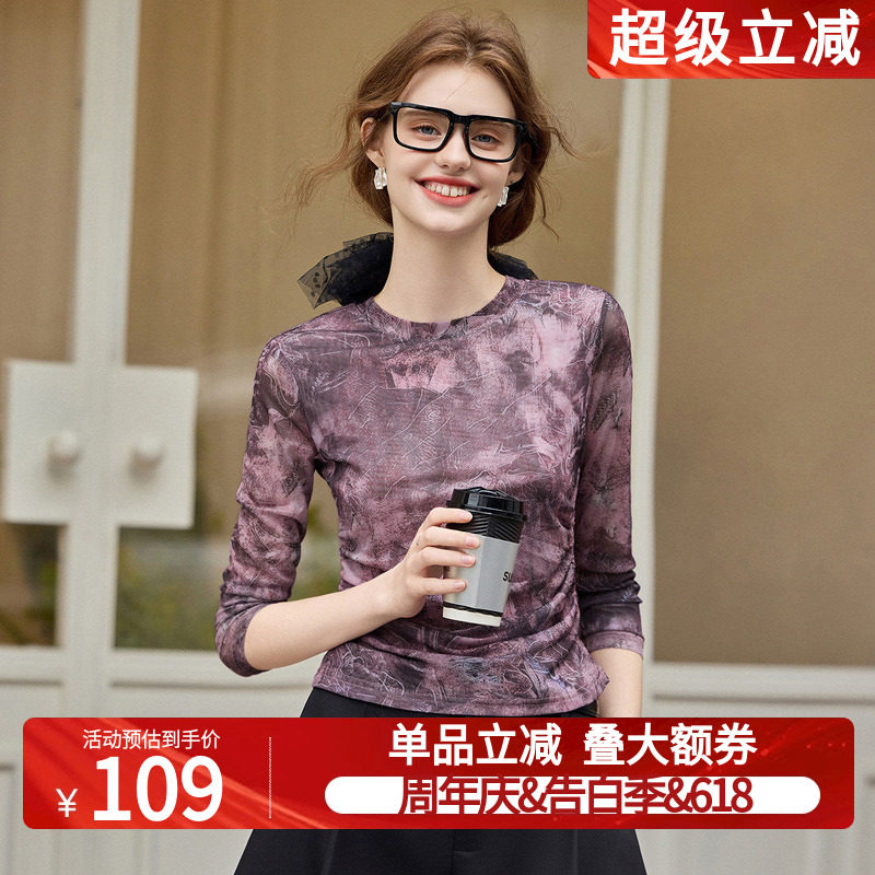白鹿语印花修身长袖26春夏时尚休闲微弹抽褶网布圆领正肩女式T恤