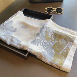 奶油调森林丝巾女大方巾秋冬装饰百搭90三角旅游披肩薄围巾领巾