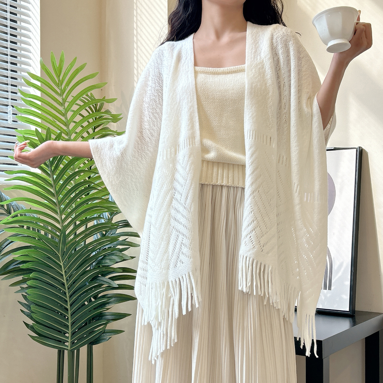 夏季空调房披肩女白色2024薄z款办公室保暖镂空流苏外搭旗袍斗篷