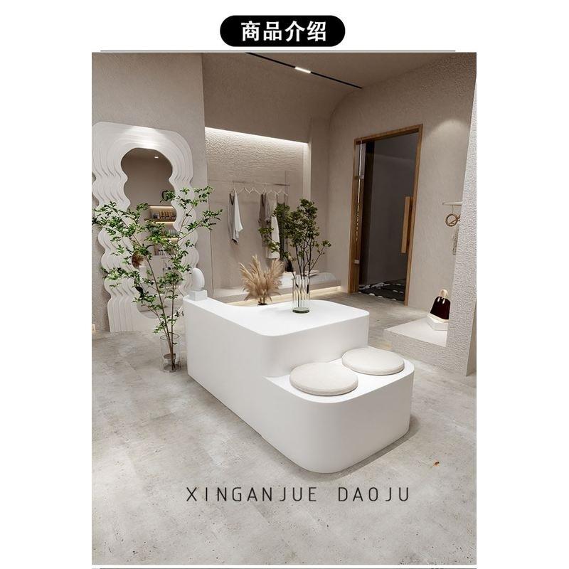 女装店现代极简橱窗装饰S形服装店道具烤漆桌子异形中岛柜流水台