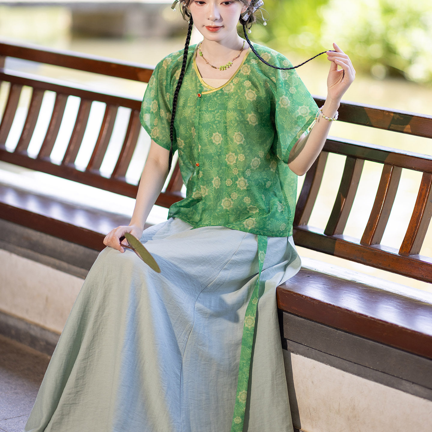绿团入帘青唐制坦领汉服套装