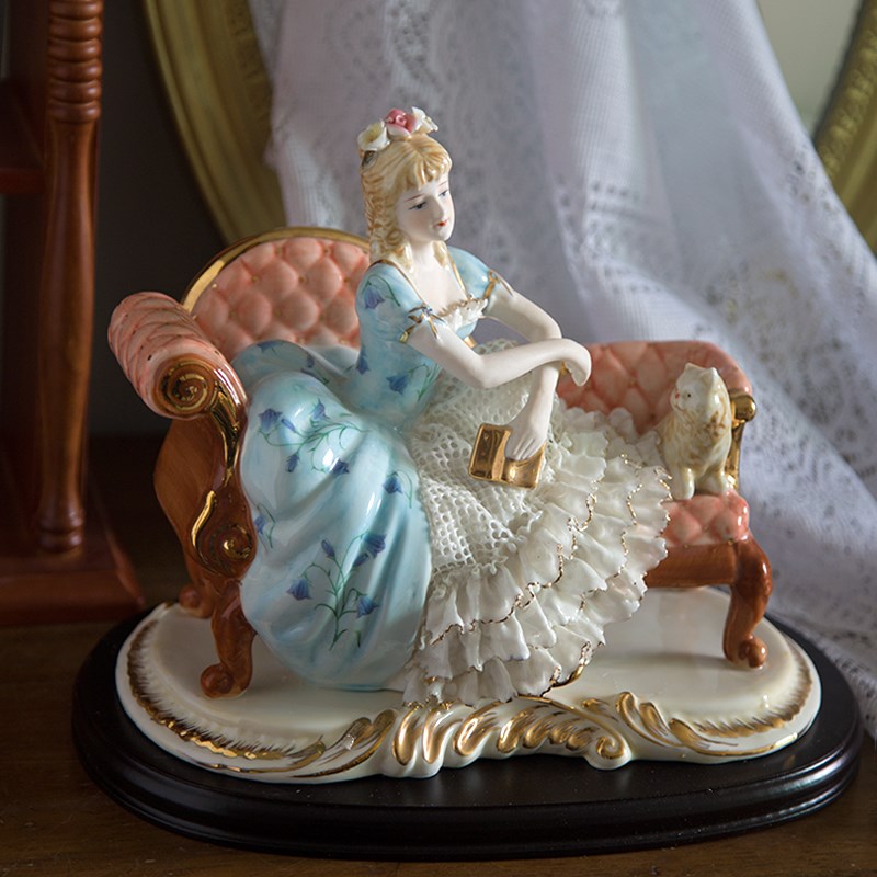 小猫坐沙发看书女孩蕾丝瓷偶客厅奢华陶瓷工艺品中古人物艺术摆件