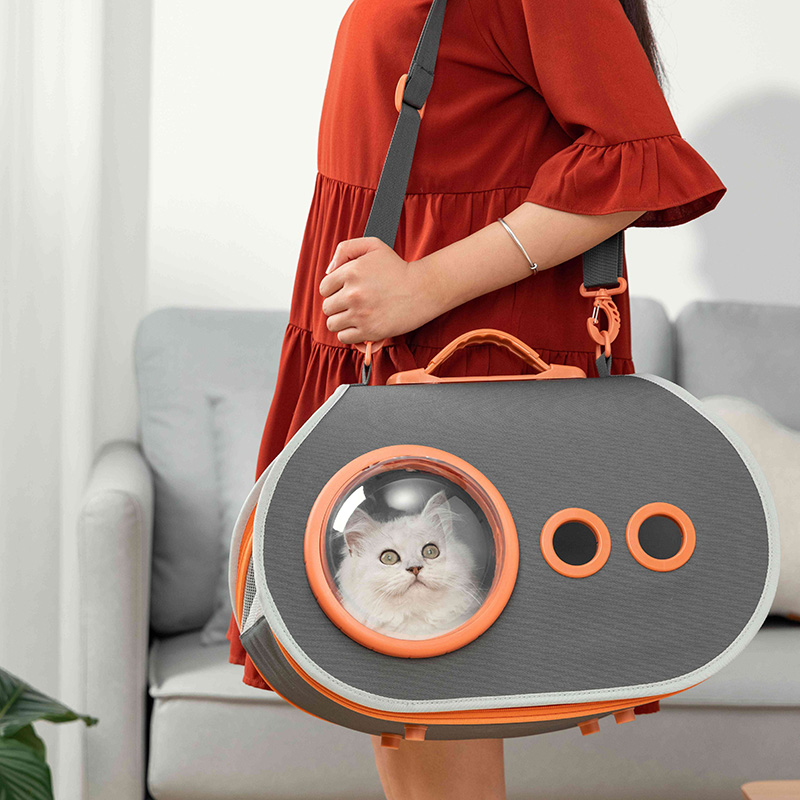 斜挎单肩猫包外出便携可爱手提式宠物背包透气防应激车载带太空舱