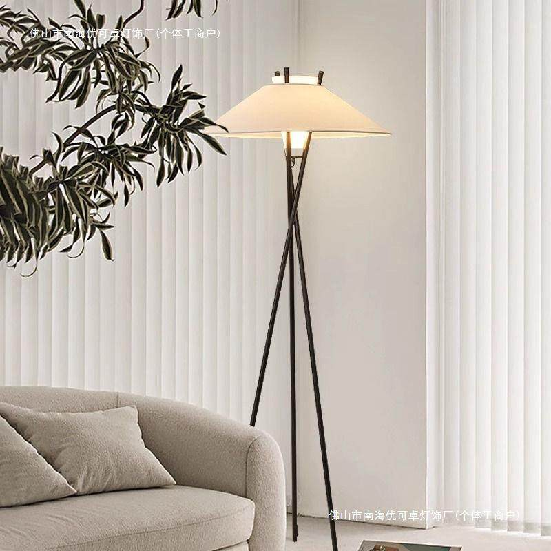 三角落地灯意大利中古风客厅沙发旁设计师诧寂风样板房钢琴落地灯