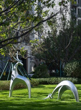 户外园林景观几何抽象梅花鹿动物装饰玻璃纤维鹿雕塑样品屋展示中