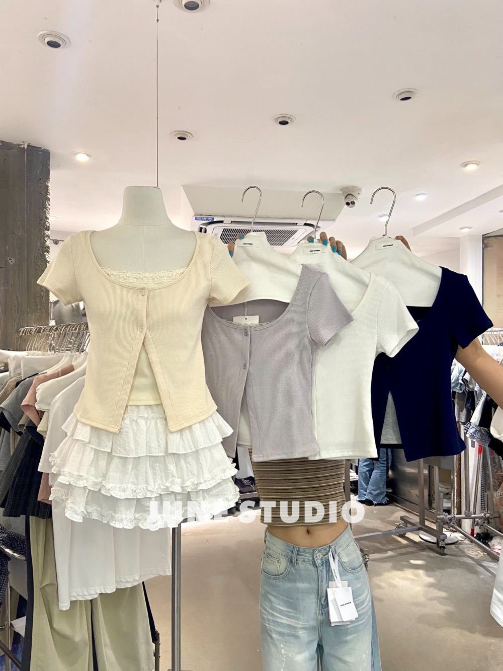 June白色蕾丝拼接假两件短袖t恤女夏季修身短款正肩u领半袖上衣女