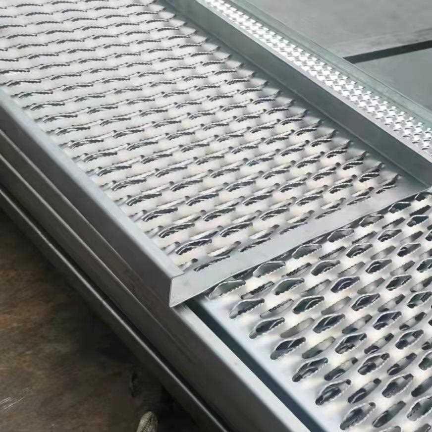 直销新款优惠镀锌鱼鳞孔起鼓楼梯镀锌踏步板机床脚踏板不锈钢防滑