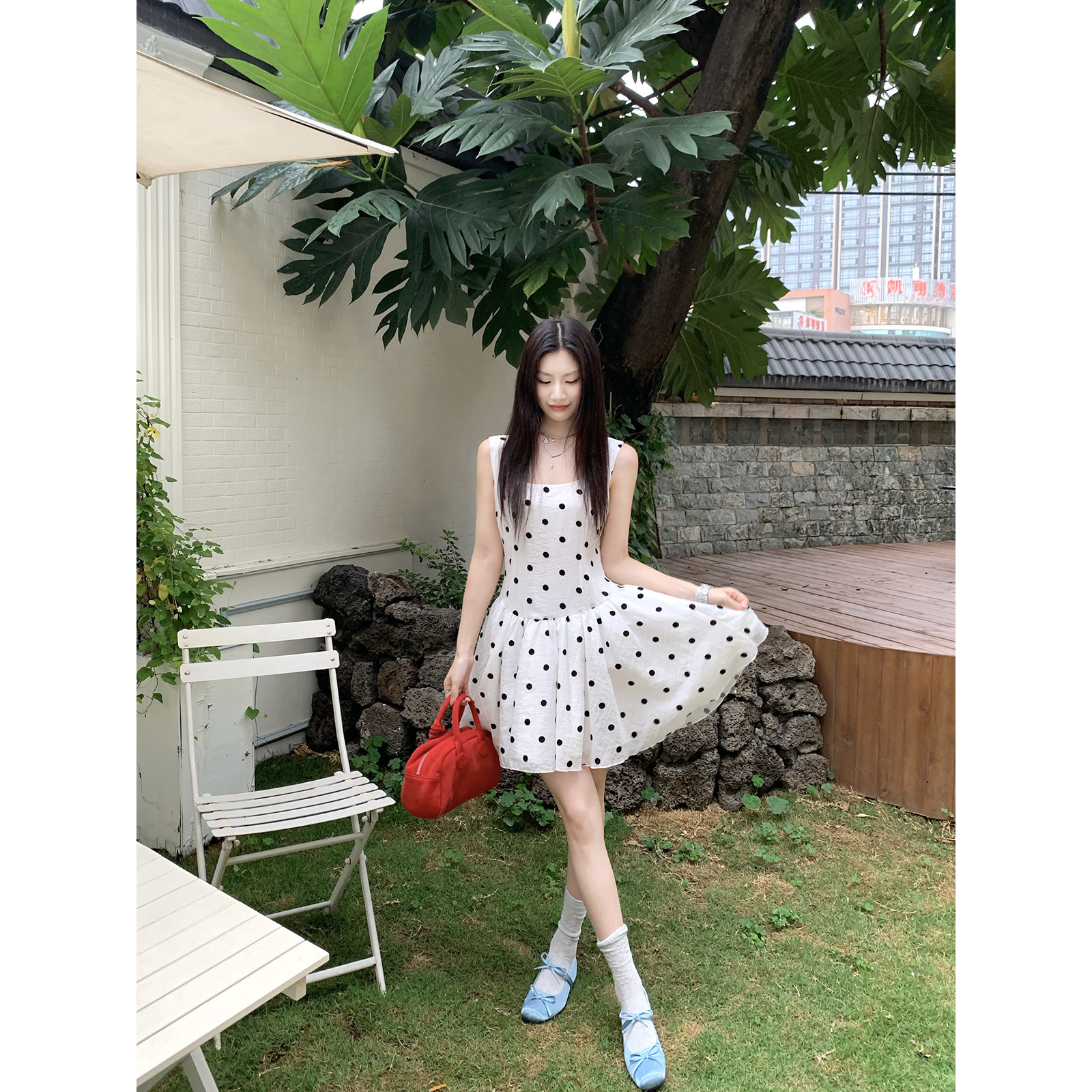 Joeyoo新款设计感白色波点连衣裙女夏短款方领无袖大裙摆收腰伞裙