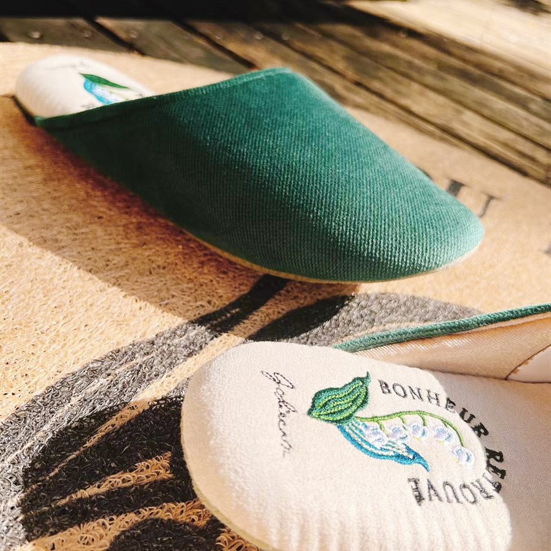 三色堇铃兰。日系绣花春秋地板软底家用棉拖鞋包头月子鞋静音女士