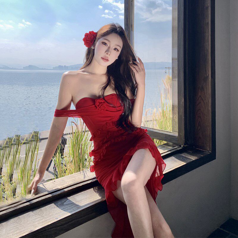 三亚绝美海边度假连衣裙法式红色玫瑰显白荷叶边拖尾氛围感连衣裙