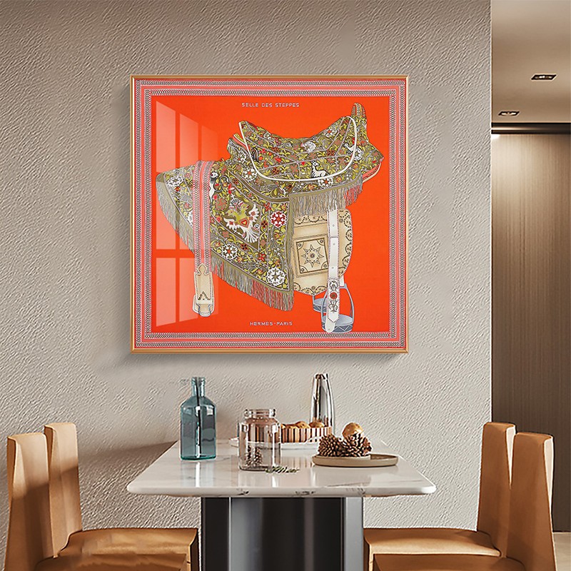 草原马鞍爱马橙色丝巾挂画样板房间客厅装饰画美式玄关墙面壁画图片