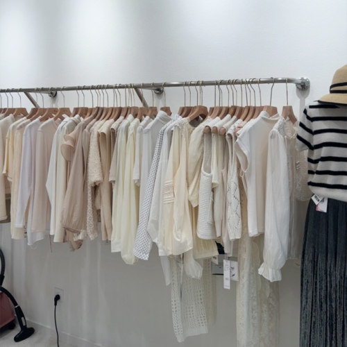 不锈钢拉丝墙上壁挂服装展示架服装店专用网红陈列架上墙架挂衣杆