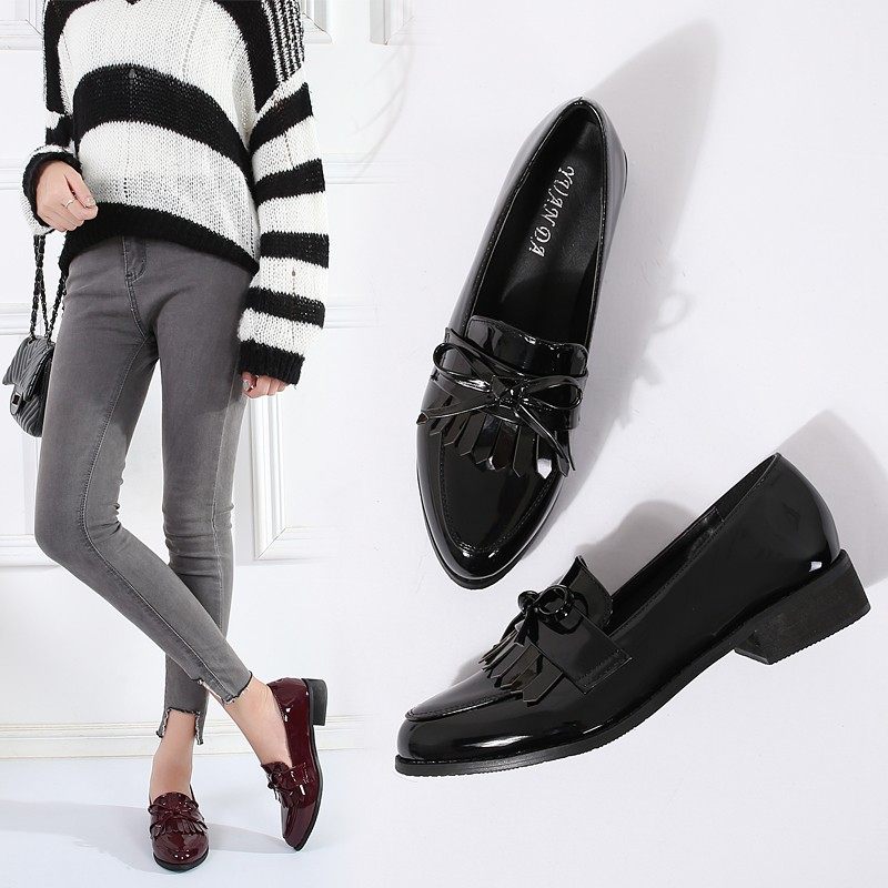 英伦小皮鞋尖头学院风黑色漆皮流苏单鞋百搭秋冬加绒平底大码女鞋