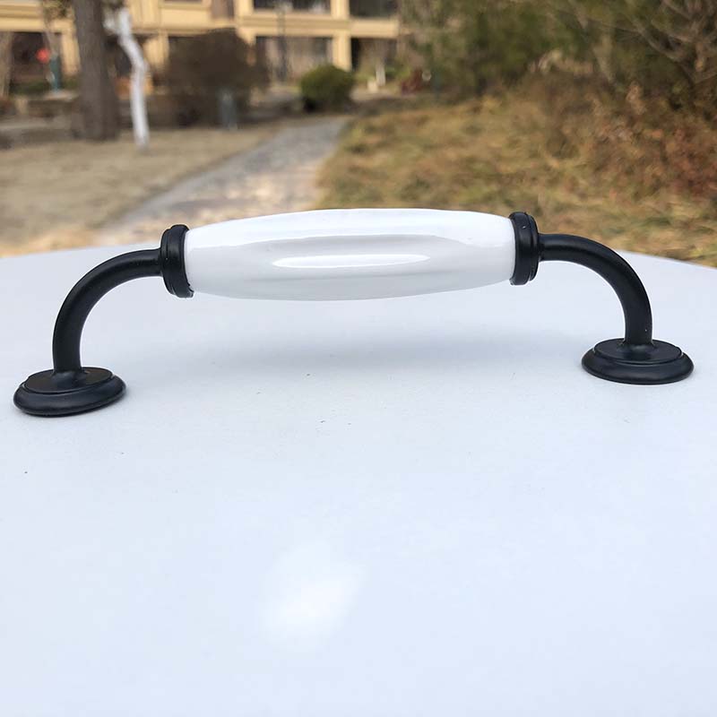 热销黑白陶瓷拉手抽屉橱柜门衣柜门单孔距欧式衣柜把手白陶瓷128