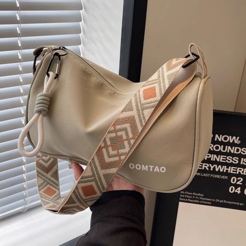 简约时尚休闲百搭帆布枕头包2026新款大容量宽肩带通勤单肩斜跨包