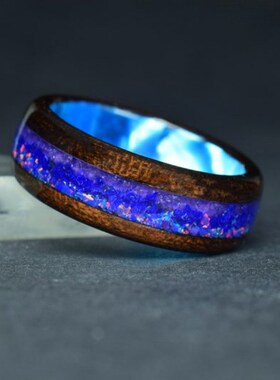 蓝色环氧核心戒指上镶嵌有碎紫水晶青金石和星夜蛋白石