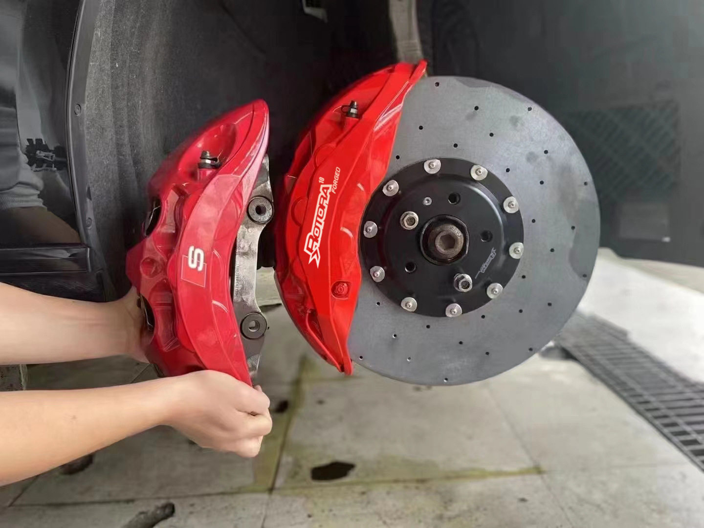 奥.迪A6/A6L/A7/A8/RS6/RS7/Q8/S8十活塞碳陶瓷刹车卡钳改装套件