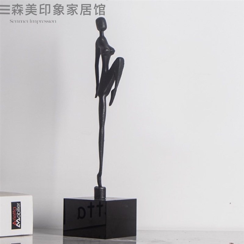 现代简约黑白高级金属质感人物特色摆件样板间售楼处酒店大堂饰品