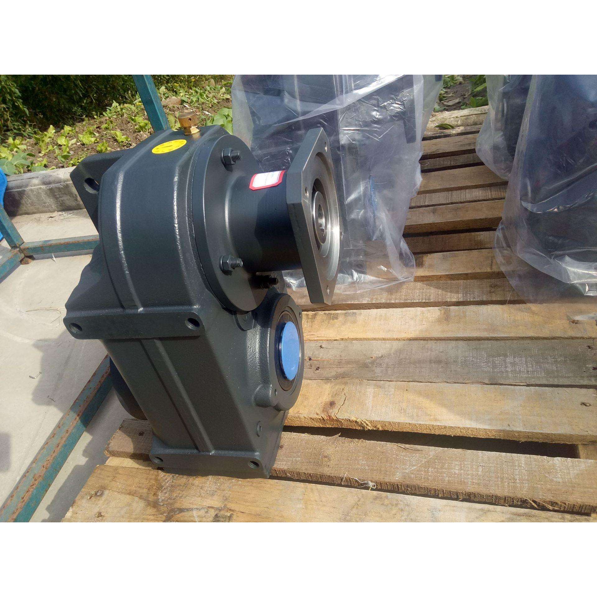 FA57空心轴输出法兰侧面安装 低脚螺丝固定形式 斜齿轮减速机