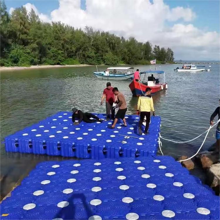 水上摩托艇码头停靠 海上冲浪浮桥 塑料浮筒浮台靠船游艇泊位码头