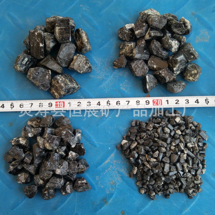 黑色电气石托玛琳柱状矿块颗粒