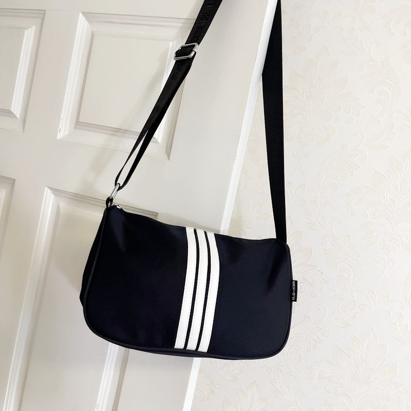 2024秋冬新款单肩斜挎女包简约轻便大容量旅行背包潮流网红爆款潮