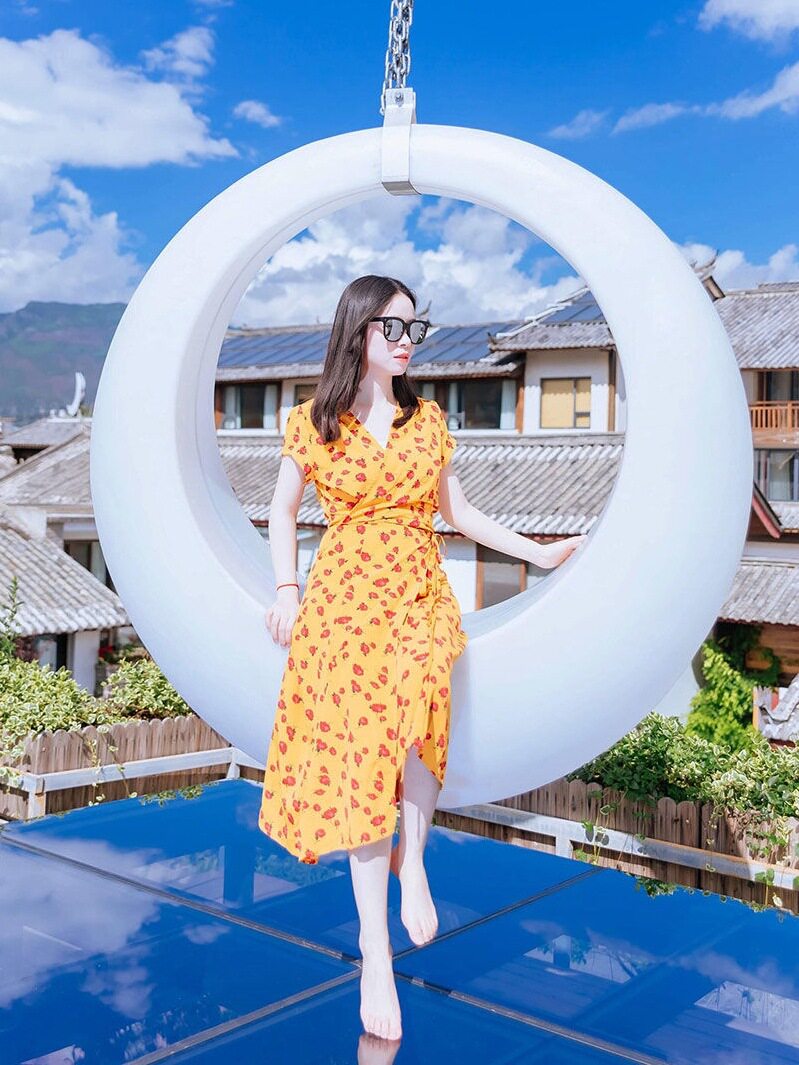 发光月亮灯户外大型月牙灯网红民宿打卡引流景观太阳能秋千座椅