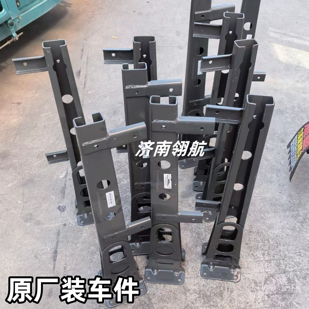 重汽HOWO自卸卡车系列车架后尾灯支架分左右 WG9716943015