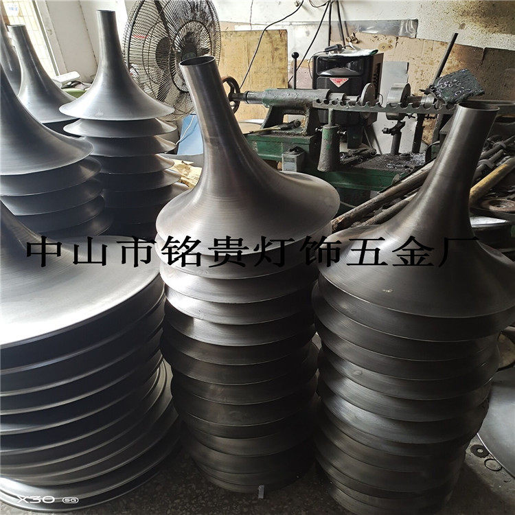 厂家直销客厅灯罩不锈钢茶几底座小喇叭盘旋压配件餐桌椅吧台底座